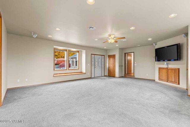 613 Friedline Rd, Yakima, WA 98908