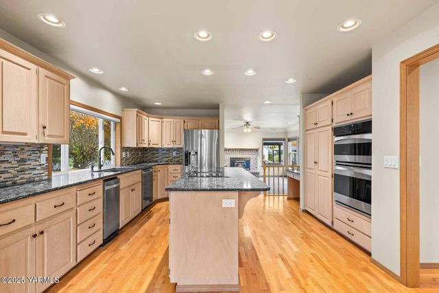 613 Friedline Rd, Yakima, WA 98908