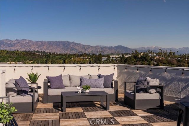 1025 White Knoll, Los Angeles, CA 90012