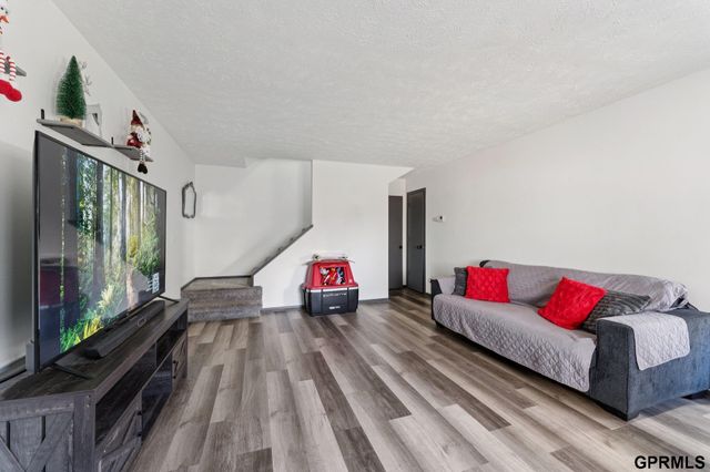 823 N 123 Court, Omaha, NE 68154