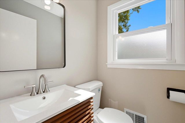 5801 W Allwood DRIVE, Franklin, WI 53132