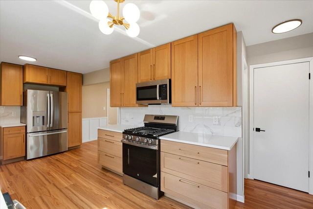 5801 W Allwood DRIVE, Franklin, WI 53132