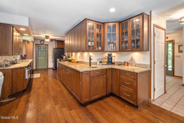 7 Hickory Lane, Sand Lake, NY 12018