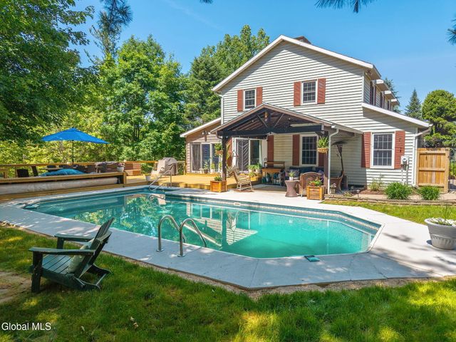 7 Hickory Lane, Sand Lake, NY 12018