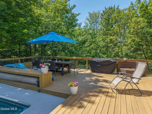 7 Hickory Lane, Sand Lake, NY 12018