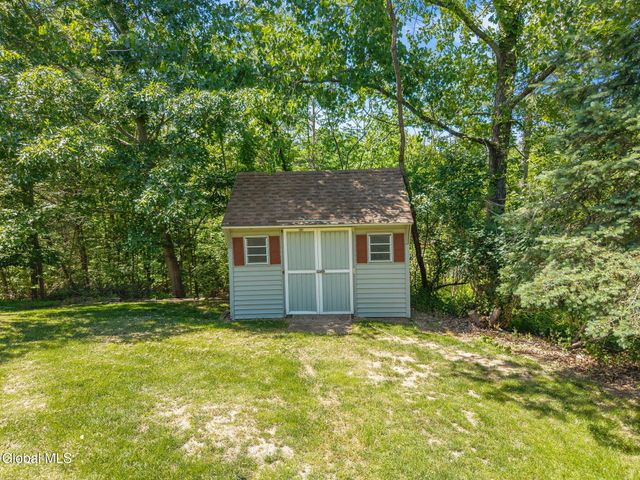 7 Hickory Lane, Sand Lake, NY 12018
