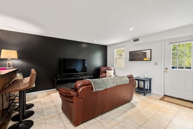340 Centre Avenue 7, Rockland, MA 02370