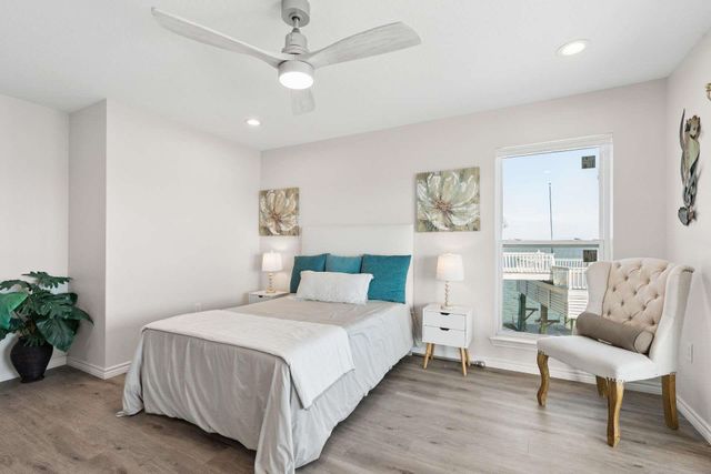 106 Quayside Drive, Tiki Island, TX 77554