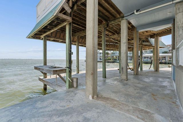 106 Quayside Drive, Tiki Island, TX 77554