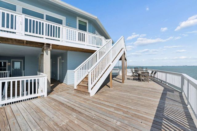 106 Quayside Drive, Tiki Island, TX 77554