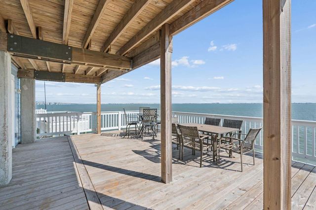 106 Quayside Drive, Tiki Island, TX 77554