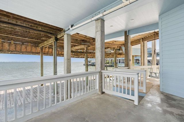 106 Quayside Drive, Tiki Island, TX 77554