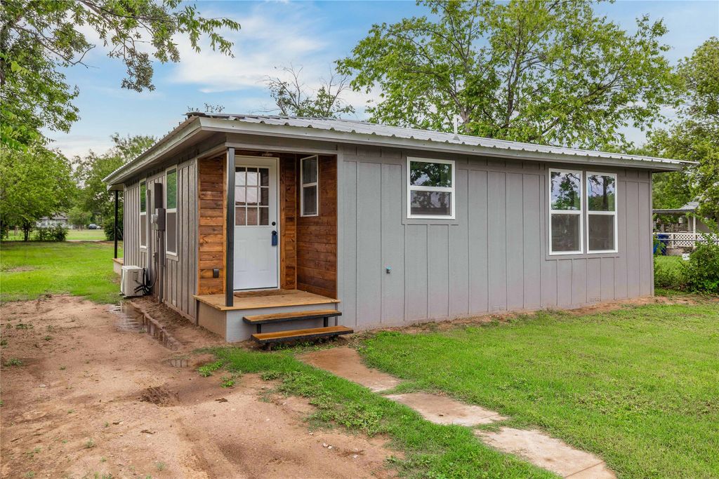1209 Melwood Avenue, Brownwood, TX 76801