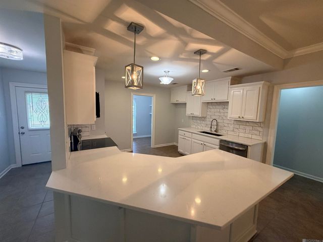 801 Chemin Dr, Baker, LA 70714