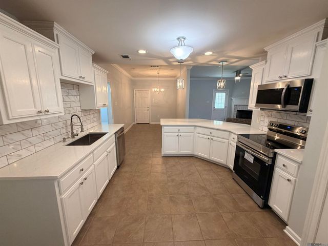 801 Chemin Dr, Baker, LA 70714