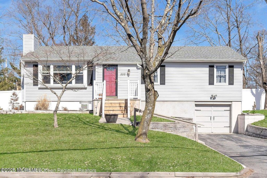 559 Dow Avenue, Oakhurst, NJ 07755