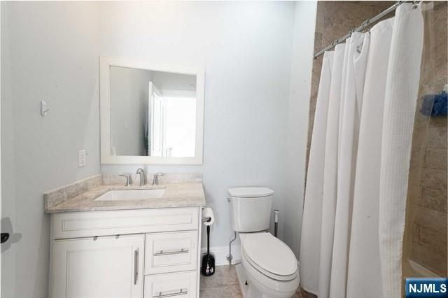 30 Marquis Court, Edgewater, NJ 07020