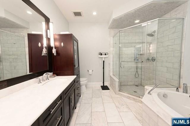 30 Marquis Court, Edgewater, NJ 07020