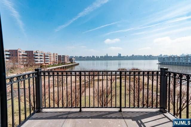 30 Marquis Court, Edgewater, NJ 07020