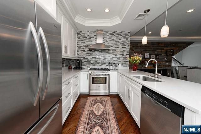 30 Marquis Court, Edgewater, NJ 07020