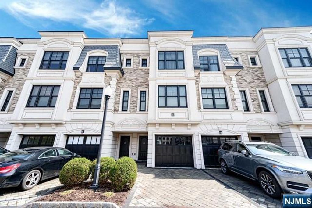 30 Marquis Court, Edgewater, NJ 07020