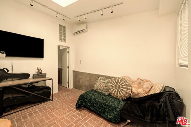 7185 Pacific View Drive, Los Angeles, CA 90068