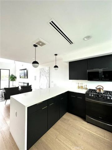 11326 victory blvd, North Hollywood, CA 91606