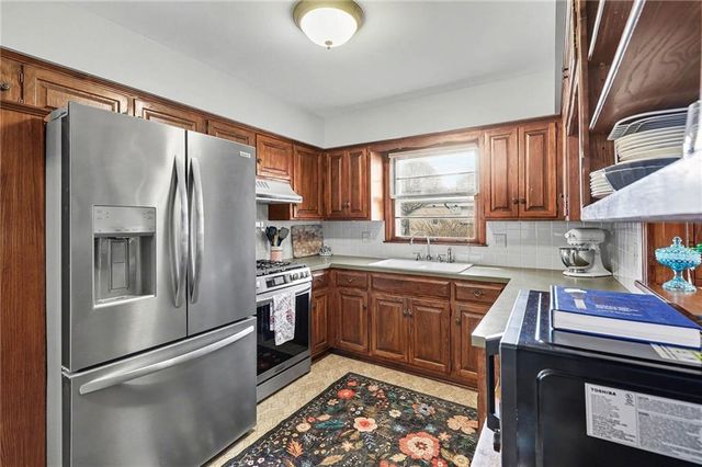 8411 W 87th Street, Overland Park, KS 66212