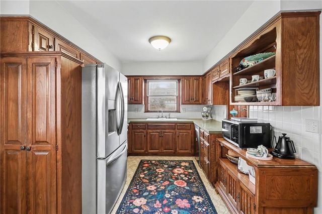 8411 W 87th Street, Overland Park, KS 66212