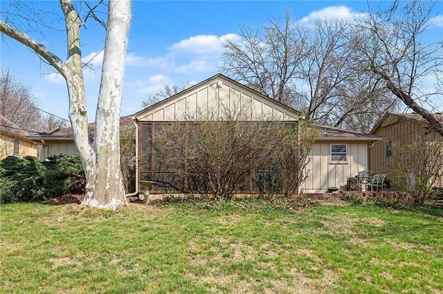 8411 W 87th Street, Overland Park, KS 66212