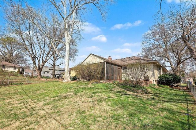 8411 W 87th Street, Overland Park, KS 66212