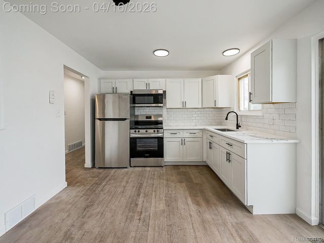 32209 Eastway Street, Roseville, MI 48066