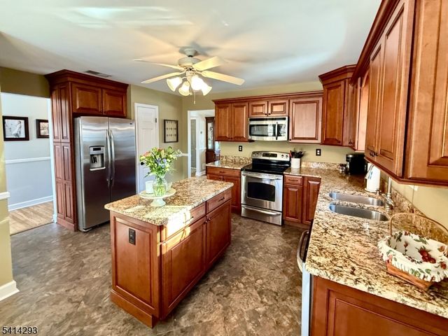 8 Spencer St, Stanhope Boro, NJ 07874