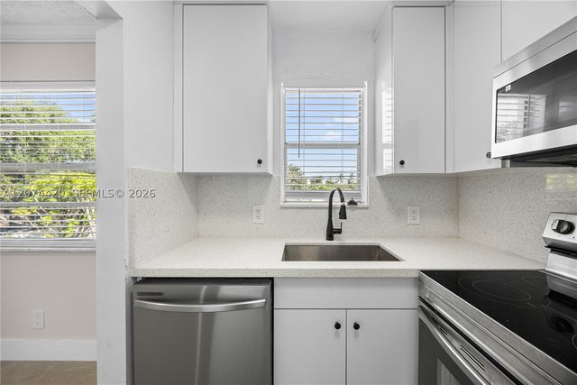 4933 Hollywood Blvd 202, Hollywood, FL 33021