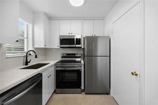 4933 Hollywood Blvd 202, Hollywood, FL 33021
