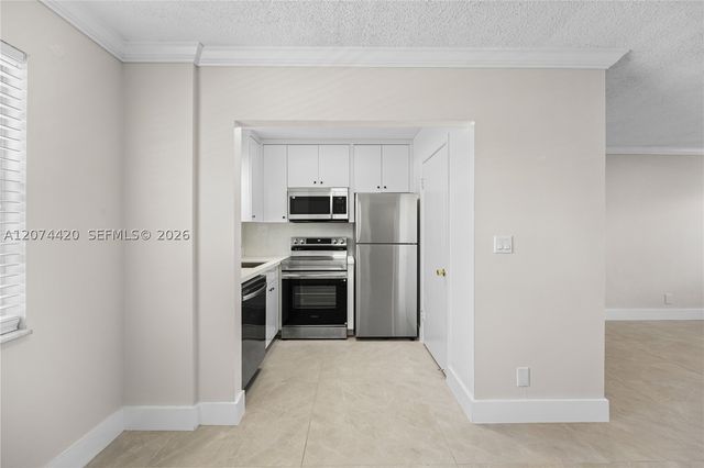 4933 Hollywood Blvd 202, Hollywood, FL 33021