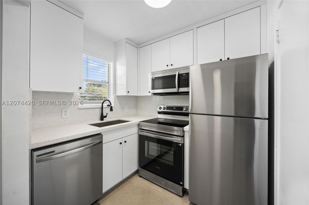 4933 Hollywood Blvd 202, Hollywood, FL 33021