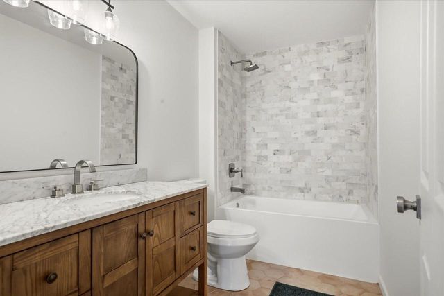 917 Parkton DRIVE, Waukesha, WI 53189