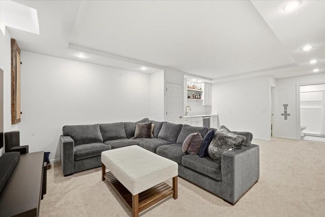 917 Parkton DRIVE, Waukesha, WI 53189