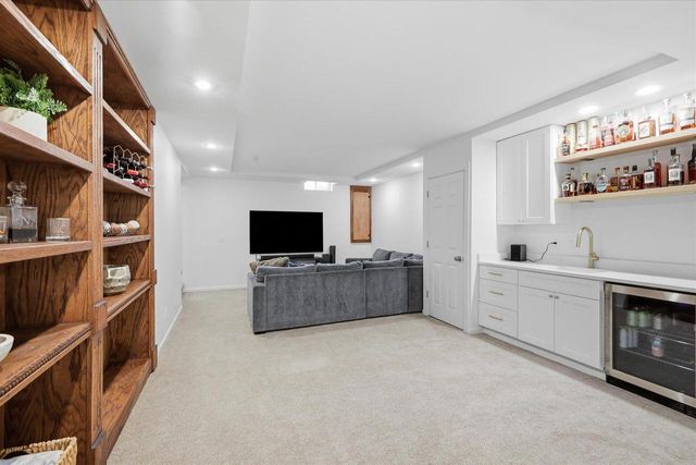 917 Parkton DRIVE, Waukesha, WI 53189