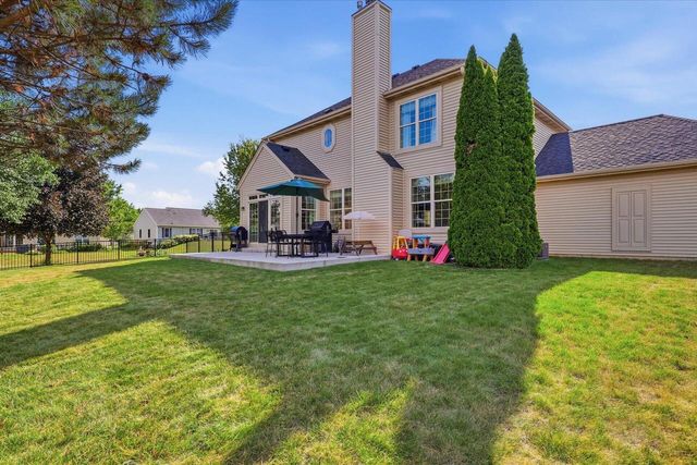 917 Parkton DRIVE, Waukesha, WI 53189