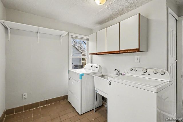 5825 N Newburgh Road, Westland, MI 48185