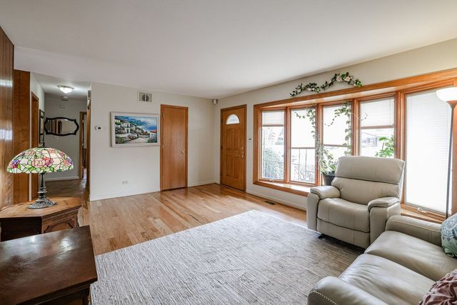 370 E Elk Grove Boulevard, Elk Grove Village, IL 60007