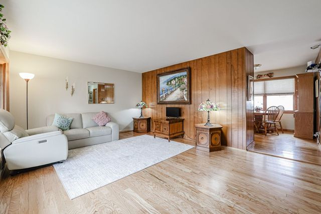 370 E Elk Grove Boulevard, Elk Grove Village, IL 60007