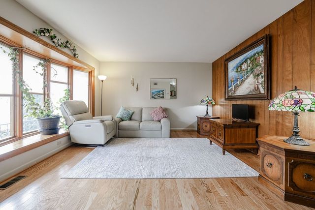 370 E Elk Grove Boulevard, Elk Grove Village, IL 60007