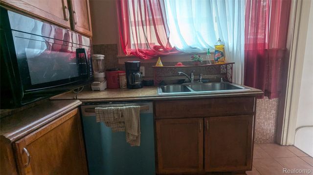 100 Oliver Street, Pontiac, MI 48342