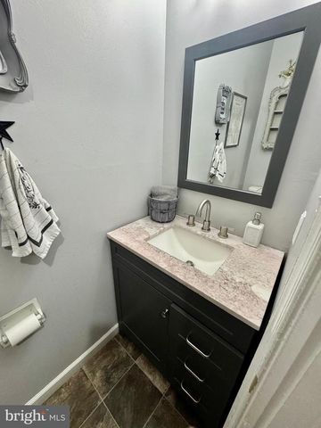 8 HONEYSUCKLE DR, Newark, DE 19702