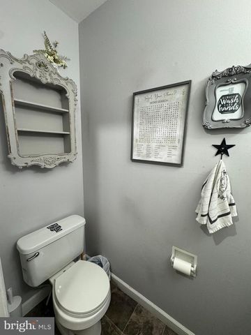 8 HONEYSUCKLE DR, Newark, DE 19702