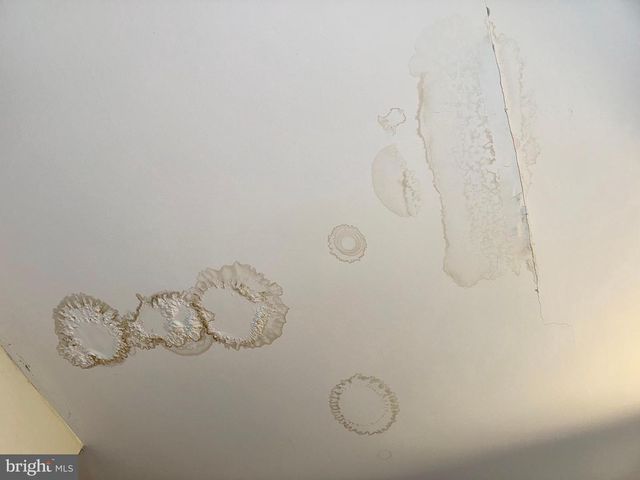 8 HONEYSUCKLE DR, Newark, DE 19702