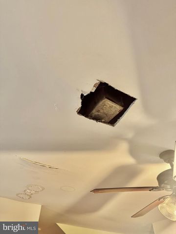 8 HONEYSUCKLE DR, Newark, DE 19702